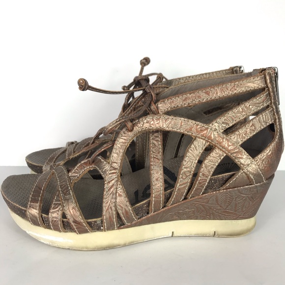 OTBT Nomadic Embossed Light Pewter Wedge Sandals - Picture 2 of 8